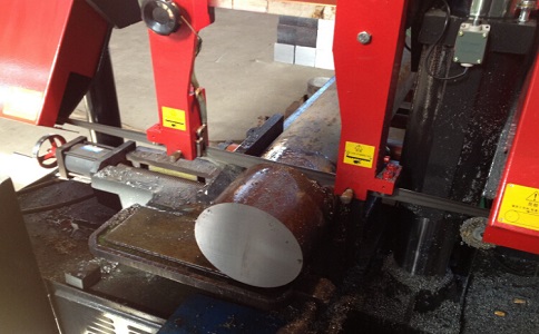 园林办事处卧式带锯床加工时出现明显振荡如何排查？